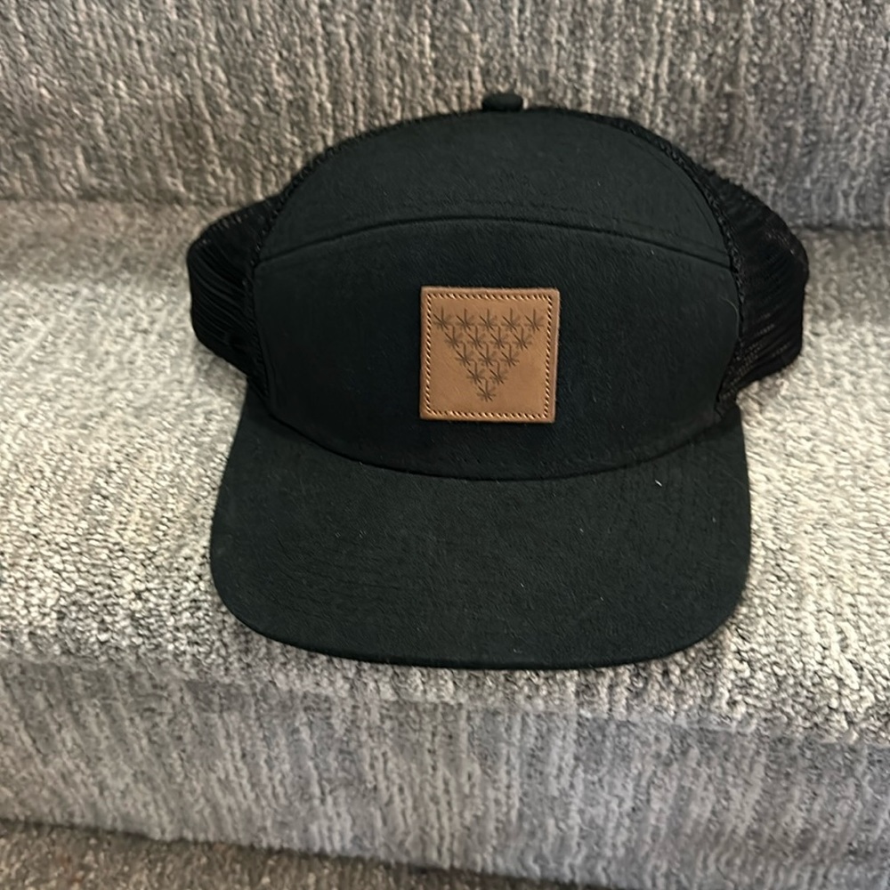 Pukka trucker snap back black baseball hat